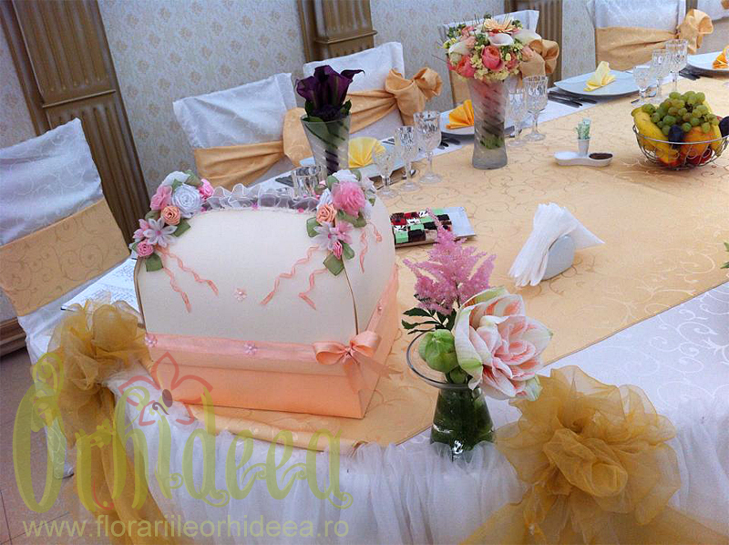 Sala De Nunta Decorata Cu Aranjamente Florale Lucrate De Floraria