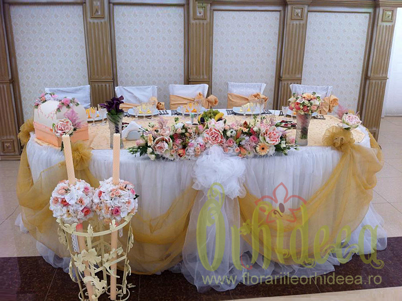 Sala De Nunta Decorata Cu Aranjamente Florale Lucrate De Floraria