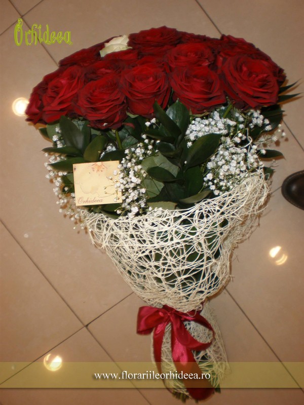 Buchet aniversar din 50 trandafiri rosii si 1 trandafir alb