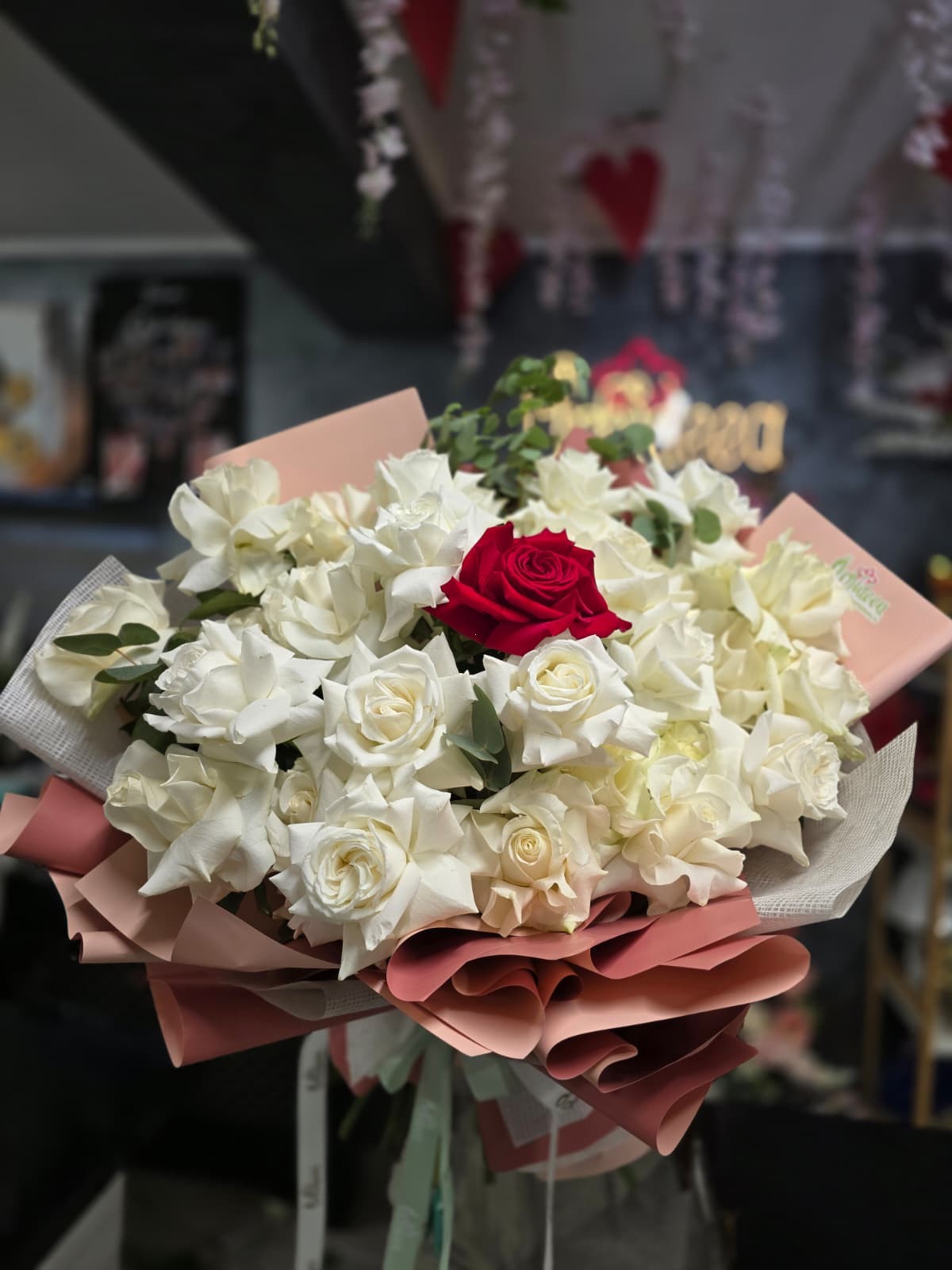 Buchet ”Catalina” - Trandafiri Albi Fericiti