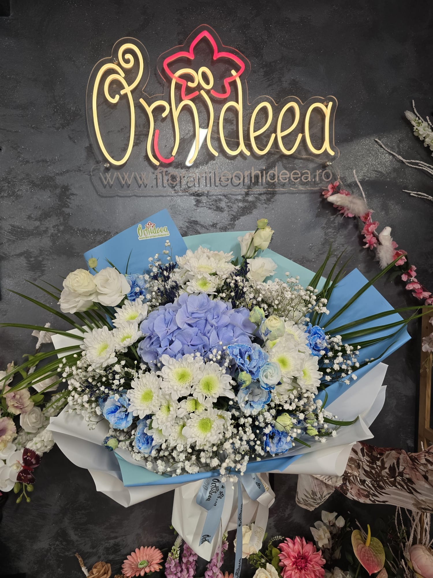 Buchet ”Elvira” - Hortensie Bleo si Lisianthus Alb/Bleo