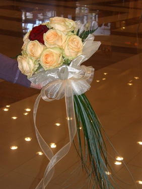 Buchet mireasa trandafiri crem si rosii