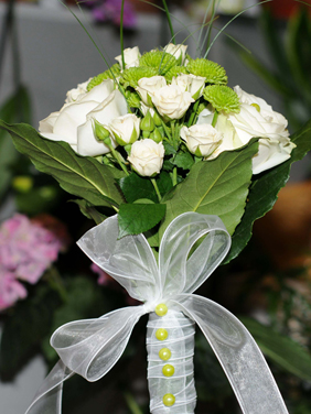 Buchet mireasa trandafiri albi mari si mici si santini