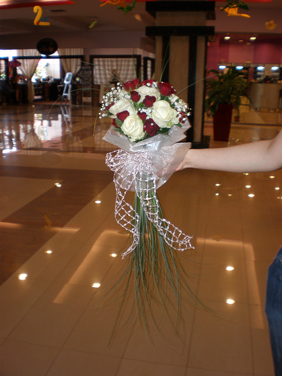 Buchet de mireasa din trandafiri albi mari si miniroze rosii