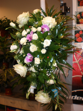 Lumanare de botez baietel din trandafiri albi, garofite, orhidee