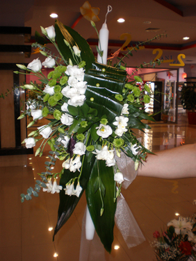 Lumanare de botez din eustoma, frezii, santini