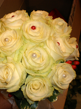 Buchet de mireasa din 15 trandafiri albi cu perlute si hipericum rosu