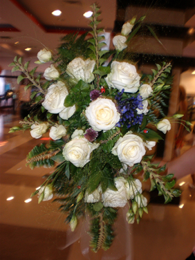 Lumanare de botez baietel cu trandafiri albi si eustoma