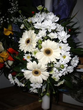 Lumanare de botez din flori albe: crizanteme si gerbera