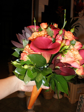 Buchetel de nasa colorit exotic din cale, trandafiri si miniroze