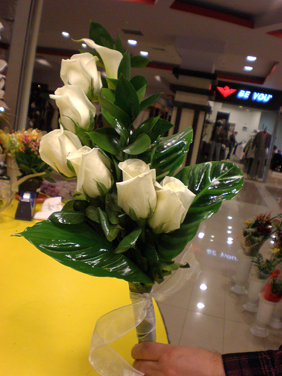 Buchet de mireasa 6 trandafiri albi si o cala alba