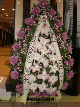 Coroana din crizanteme lila si crini albi