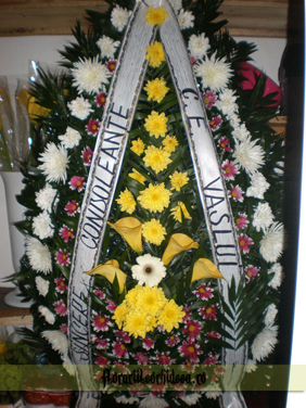 Coroana din cizanteme albe si galbene si cale galbene