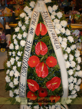 Coroana din crizanteme albe, gerbera rosii si anthurium