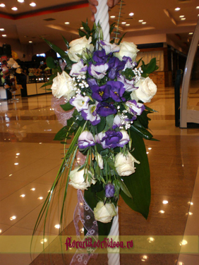 Lumanari de nunta din trandafiri albi si eustoma mov