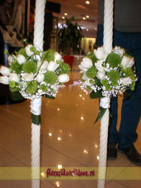 Lumanari de nunta din lalele albe si dianthus verde