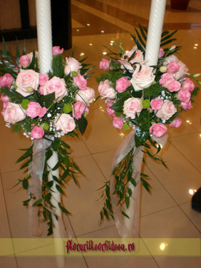 Lumanari de nunta din trandafiri rozi si miniroze roz