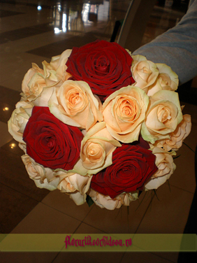 Buchet de mireasa din trandafiri rosii si trandafiri crem