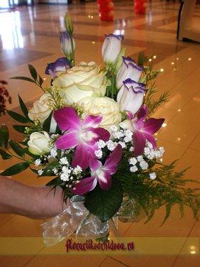 Buchet de mireasa din trandafiri albi, lisianthus mov si dendrobium mov