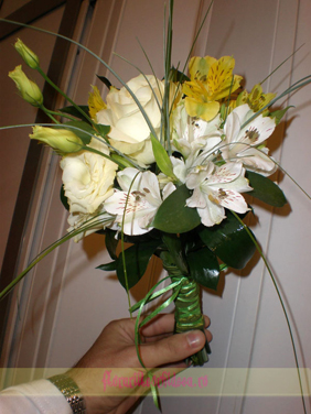 Buchet de mireasa cu alstromeria alba si galbena, lisianthus alb si trandafir alb