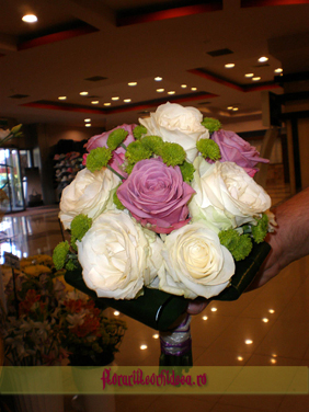 Buchet de mireasa din trandafiri albi si trandafiri lila si santini