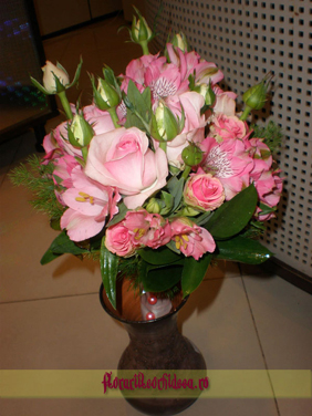 Buchet de mireasa din trandafiri roz si alstromeria roz