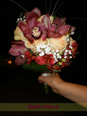 Buchet de mireasa cu orhidee phalaenopsis visinii, trandafiri crem si alstromeria rosie