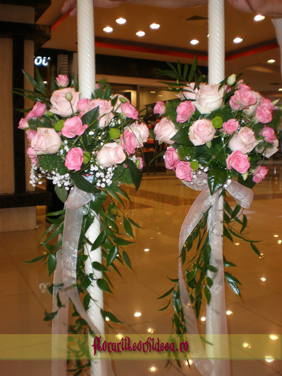 Lumanari de nunta din trandafiri roz si miniroze roz