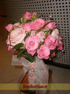 Buchet de mireasa cu trandafiri roz si miniroze roz