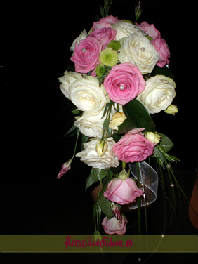 Buchet de mireasa cu trandafiri albi si trandafiri lila