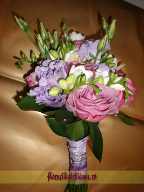 Buchet de mireasa din trandafiri fuxia, eustoma, frezie