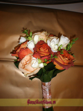 Buchet de mireasa din trandafiri crem, trandafiri cognac si frezii albe