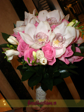 Buchet de mireasa din orhidee phalaenopsis, trandafiri roz si frezii albe