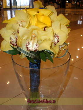 Buchet de mireasa din orhidee phalaenopsis galbene si cale galbene