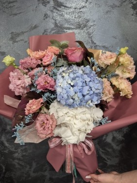 Buchet ”Afrodita” Hortensii Bleo/Alb si Lisianthus