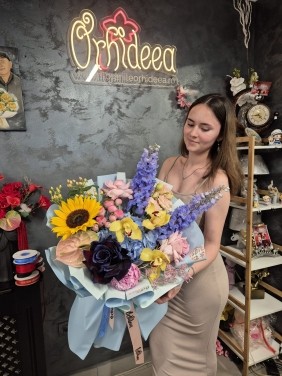 Buchet ”Anastasia” Hortensie Bleo si Trandafiri Roz