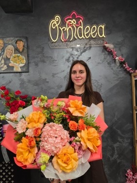 Buchet ”Diana” - Trandafiri portocalii si Hortensie