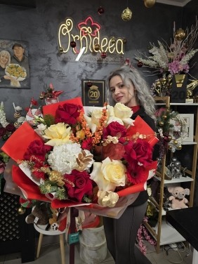 Buchet ”Elsa” - Hortensie Alba si Trandafiri Rosii