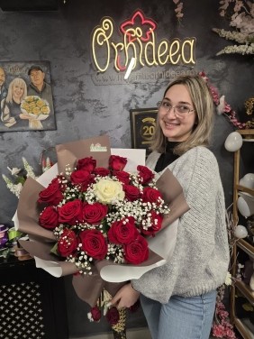 Buchet ”Geanina” - Trandafiri rosii si 1alb