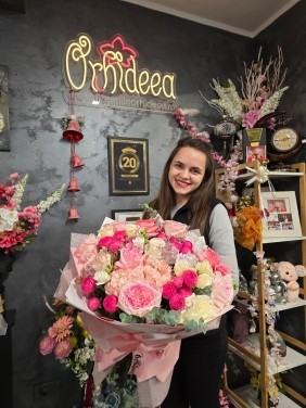 Buchet ”Jaquelin” - Trandafiri LUX si Hortensie