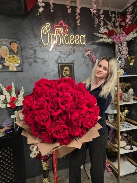 Buchet ”Melania” - Trandafiri Rosii Fericiti