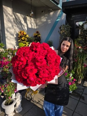 Buchet ”Melania” - Trandafiri Rosii Fericiti