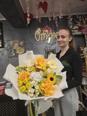 Buchet ”Mirela” - Hortensie Alba si Trandafiri Galbeni/Portocalii