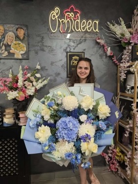 Buchet ”Miruna” - Hortensie Bleo si Trandafiri Playa Blanca