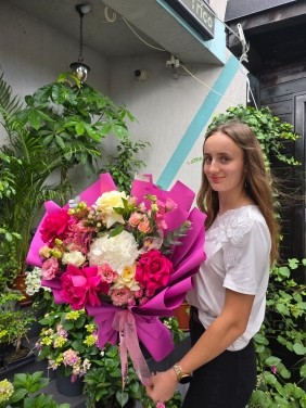 Buchet ”Oana” - Hortensie Alba si Trandafiri Pink Floyd