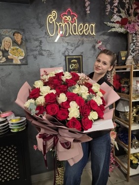 Buchet ”Tatiana” - Trandafiri rosii si albi 