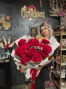 Buchet ”Tereza” - Trandafiri rosii si Gypshophila 