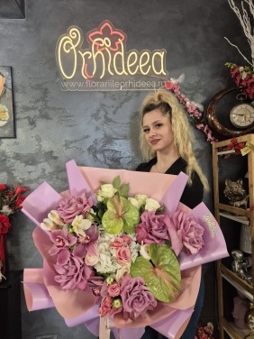 Buchet ”Veronica” - Trandafiri Mov si Anthurium