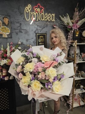 Buchet ”Viena” - Trandafiri CandleLight si Anthurium Roz