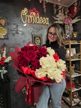 Buchet ”Zoe” - Trandafiri rosii si albi FERICITI